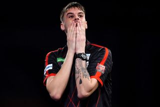 Anglický šipkař Taylor byl kvůli dopingovému nálezu vyloučen z MS - Sport.cz